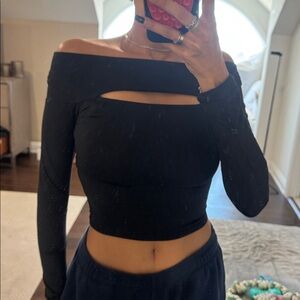 Windsor Black Off-Shoulder Top
super soft material 
never worn size xs